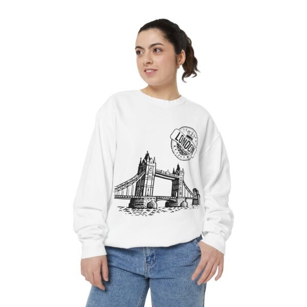 London Bridge Graphic Unisex Sweatshirt – Cozy & Stylish - Image 4