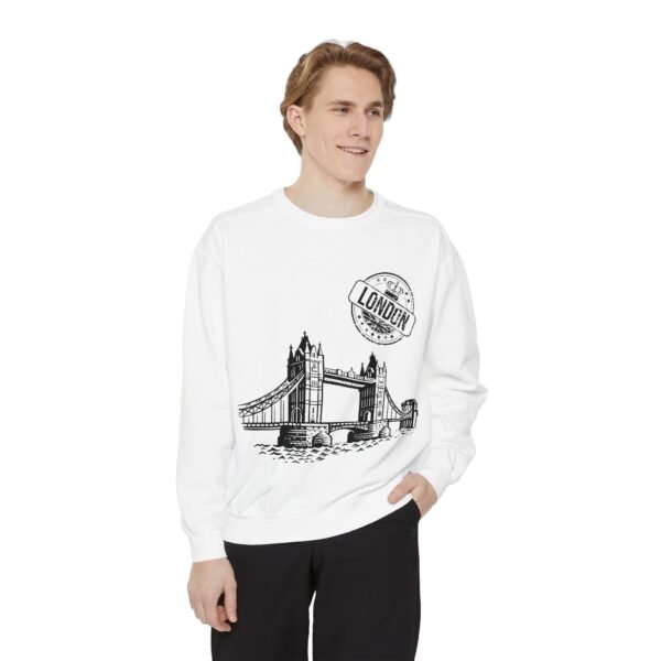 London Bridge Graphic Unisex Sweatshirt – Cozy & Stylish - Image 3